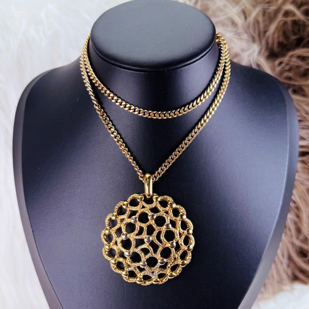 Pretty vintage Monet goldtone, large pendant necklace
